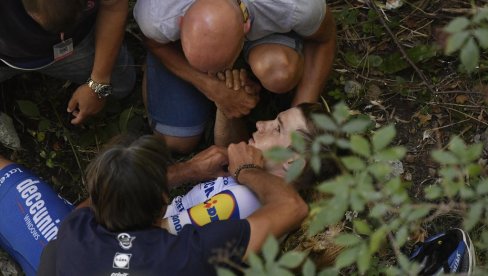 STRAŠNA SCENA: Dvostruki olimpijski šampion iz Pariza vozio bicikl i sudario se sa kombijem (FOTO) STRAŠNA SCENA: Dvostruki olimpijski šampion iz Pariza vozio bicikl i sudario se sa kombijem (FOTO)