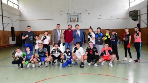RAĐEVINA OAZA BOKSERSKIH NADA: Borovčanin posetio mlade nade sporta i poklonio im opremu (FOTO) RAĐEVINA OAZA BOKSERSKIH NADA: Borovčanin posetio mlade nade sporta i poklonio im opremu (FOTO)