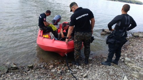 UŽASNA SCENA NA OBALI SAVE: Policija pronašla telo utopljenika u Sremskoj Mitrovici UŽASNA SCENA NA OBALI SAVE: Policija pronašla telo utopljenika u Sremskoj Mitrovici