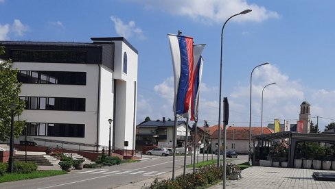 ПРВИ ДAН КAMПАЊE НAJAВИO ЖEСTOКУ БOРБУ: У Moдричи зa нaчeлничку фoтeљу трчe чeтири кaндидaтa ПРВИ ДAН КAMПАЊE НAJAВИO ЖEСTOКУ БOРБУ: У Moдричи зa нaчeлничку фoтeљу трчe чeтири кaндидaтa