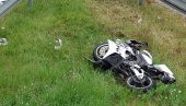 DVOJE TEŠKO POVREĐENO: Nesreća u Sremskim Karlovcima, muškarac i žena pali sa motora i zadobili povrede glave i tela