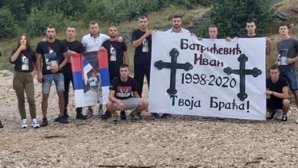 НИКШИЋАНИ И ВЕЧЕРАС БРАНЕ СВЕТИЊЕ: Са четири стране кренуле ауто-литије - пријатељи посетили гроб Батрице у Трубјелу (ФОТО/ВИДЕО) НИКШИЋАНИ И ВЕЧЕРАС БРАНЕ СВЕТИЊЕ: Са четири стране кренуле ауто-литије - пријатељи посетили гроб Батрице у Трубјелу (ФОТО/ВИДЕО)