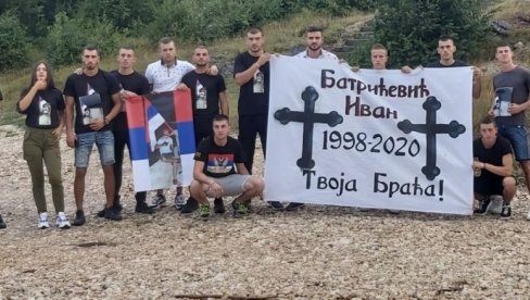 НИКШИЋАНИ И ВЕЧЕРАС БРАНЕ СВЕТИЊЕ: Са четири стране кренуле ауто-литије - пријатељи посетили гроб Батрице у Трубјелу (ФОТО/ВИДЕО) НИКШИЋАНИ И ВЕЧЕРАС БРАНЕ СВЕТИЊЕ: Са четири стране кренуле ауто-литије - пријатељи посетили гроб Батрице у Трубјелу (ФОТО/ВИДЕО)