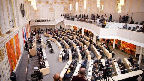 АУСТРИЈСКИ ПАРЛАМЕНТ УВОДИ ОБАВЕЗУ НОШЕЊА МАСКИ: Соботка - Неразумљиво је да док их грађани носе посланици то не чине! АУСТРИЈСКИ ПАРЛАМЕНТ УВОДИ ОБАВЕЗУ НОШЕЊА МАСКИ: Соботка - Неразумљиво је да док их грађани носе посланици то не чине!