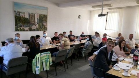 ЗАВРШЕНА КОНСТИТУТИВНА СЕДНИЦА У ВАРВАРИНУ: СНС има убедљиву већину, у табор примили и одборника са листе СПС-ЈС ЗАВРШЕНА КОНСТИТУТИВНА СЕДНИЦА У ВАРВАРИНУ: СНС има убедљиву већину, у табор примили и одборника са листе СПС-ЈС