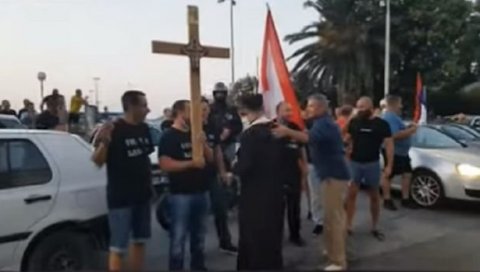 ЛИТИЈА У ХЕРЦЕГ НОВОМ: Недеља почела и завршила поруком - Не дамо светиње ЛИТИЈА У ХЕРЦЕГ НОВОМ: Недеља почела и завршила поруком - Не дамо светиње