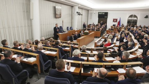 ПРВИ ПУТ ОД ПАДА КОМУНИЗИМА: Пољска економија у рецесији ПРВИ ПУТ ОД ПАДА КОМУНИЗИМА: Пољска економија у рецесији