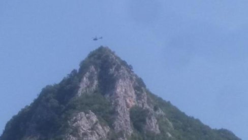 СЛИКЕ ОБИЛАЗЕ СРБИЈУ: Полиција поставља крст изнад манастира Милешева (ФОТО) СЛИКЕ ОБИЛАЗЕ СРБИЈУ: Полиција поставља крст изнад манастира Милешева (ФОТО)