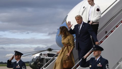 ПРВА ДАМА ХЛАДНА: Меланија два пута одбила покушај Трампа да је ухвати за руку (ВИДЕО) ПРВА ДАМА ХЛАДНА: Меланија два пута одбила покушај Трампа да је ухвати за руку (ВИДЕО)