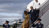 ПРВА ДАМА ХЛАДНА: Меланија два пута одбила покушај Трампа да је ухвати за руку (ВИДЕО) ПРВА ДАМА ХЛАДНА: Меланија два пута одбила покушај Трампа да је ухвати за руку (ВИДЕО)