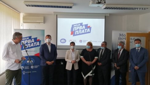 ПРОМОЦИЈА ПРОЈЕКТА МОЈА ПРВА ПЛАТА У СЕНТИ: Брнабић: Улажемо две милијарде динара у 10.000 младих (ВИДЕО) ПРОМОЦИЈА ПРОЈЕКТА МОЈА ПРВА ПЛАТА У СЕНТИ: Брнабић: Улажемо две милијарде динара у 10.000 младих (ВИДЕО)