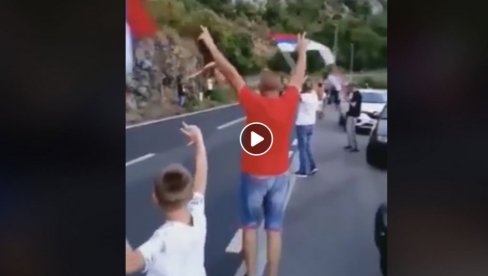 ЕВО ШТА СЕ КРИЈЕ ИЗА СНИМКА ДОЧЕКА СРБА у ЦГ: Сви га деле, а истина је другачија (ВИДЕО) ЕВО ШТА СЕ КРИЈЕ ИЗА СНИМКА ДОЧЕКА СРБА у ЦГ: Сви га деле, а истина је другачија (ВИДЕО)