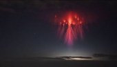 НИЈЕ МЕДУЗА НЕГО МУЊА: Фотограф снимио светлосни феномен „црвени вилењак“ НИЈЕ МЕДУЗА НЕГО МУЊА: Фотограф снимио светлосни феномен „црвени вилењак“