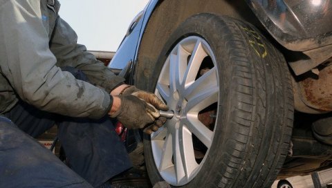 ЗАБЛУДЕ О ГУМАМА У КОЈЕ СВИ ВОЗАЧИ ВЕРУЈУ: Зимске се не препознају по шарама, а овакве никад немојте да купите! ЗАБЛУДЕ О ГУМАМА У КОЈЕ СВИ ВОЗАЧИ ВЕРУЈУ: Зимске се не препознају по шарама, а овакве никад немојте да купите!