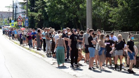 SNIMAK ZABELEŽEN ISPRED TORLAKA: Građani formirali kilometarsku kolonu (VIDEO) SNIMAK ZABELEŽEN ISPRED TORLAKA: Građani formirali kilometarsku kolonu (VIDEO)