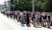 SNIMAK ZABELEŽEN ISPRED TORLAKA: Građani formirali kilometarsku kolonu (VIDEO) SNIMAK ZABELEŽEN ISPRED TORLAKA: Građani formirali kilometarsku kolonu (VIDEO)