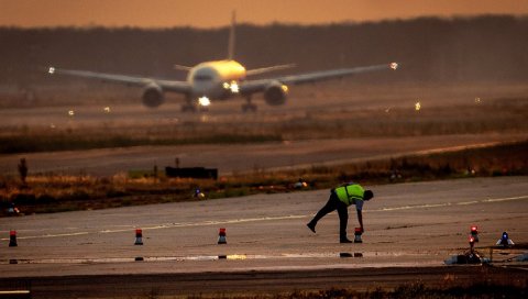 ЕРБАС А330 БИО СПРЕМАН ДА ПОЛЕТИ ЗА АТЛАНТУ: Хаос на писти - Запалио се мотор авиона компаније Делта ерлајнз на међународном аеродрому ЕРБАС А330 БИО СПРЕМАН ДА ПОЛЕТИ ЗА АТЛАНТУ: Хаос на писти - Запалио се мотор авиона компаније Делта ерлајнз на међународном аеродрому