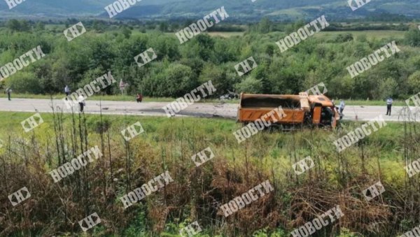 ТЕЖАК УДЕС КОД МРКОЊИЋ ГРАДА: Судар аута и камиона, возила слетела са пута, има страдалих ТЕЖАК УДЕС КОД МРКОЊИЋ ГРАДА: Судар аута и камиона, возила слетела са пута, има страдалих