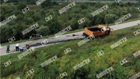 АУТО СКРЕНУО У СУПРОТНУ ТРАКУ И ПОДЛЕТЕО ПОД КАМИОН: Нови детаљи тешке несреће у којој су страдали беба и родитељи АУТО СКРЕНУО У СУПРОТНУ ТРАКУ И ПОДЛЕТЕО ПОД КАМИОН: Нови детаљи тешке несреће у којој су страдали беба и родитељи