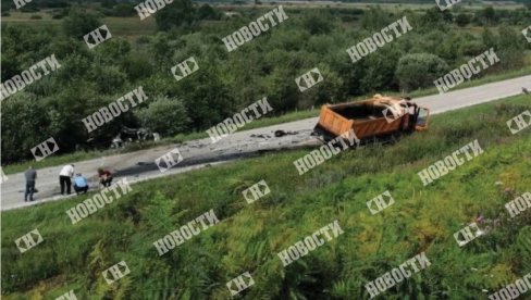 АУТО СКРЕНУО У СУПРОТНУ ТРАКУ И ПОДЛЕТЕО ПОД КАМИОН: Нови детаљи тешке несреће у којој су страдали беба и родитељи АУТО СКРЕНУО У СУПРОТНУ ТРАКУ И ПОДЛЕТЕО ПОД КАМИОН: Нови детаљи тешке несреће у којој су страдали беба и родитељи