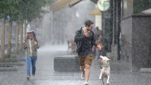 UPOZORENJE NA GRMLJAVINSKE OLUJE, OBILNE PLJUSKOVE I GRAD: Temperatura će pasti čak ovoliko - i to do večeras UPOZORENJE NA GRMLJAVINSKE OLUJE, OBILNE PLJUSKOVE I GRAD: Temperatura će pasti čak ovoliko - i to do večeras
