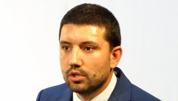 ЛАЗАР ГОЈКОВИЋ ГРАДОНАЧЕЛНИК ВАЉЕВА: Напредњаци сами формирали власт у граду на Колубари ЛАЗАР ГОЈКОВИЋ ГРАДОНАЧЕЛНИК ВАЉЕВА: Напредњаци сами формирали власт у граду на Колубари