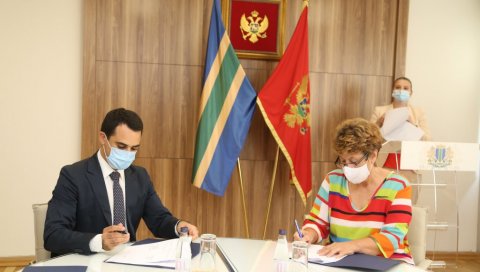 ОСАМ БИЗНИС ИДЕЈА ОТВАРА 13 РАДНИХ МЕСТА: Потписани уговори за доделу бесповратних средстава за жене предузетнице ОСАМ БИЗНИС ИДЕЈА ОТВАРА 13 РАДНИХ МЕСТА: Потписани уговори за доделу бесповратних средстава за жене предузетнице