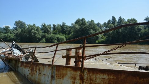 ПРЕШЛА 55 КМ, ПА СЕ НАСУКАЛА КОД ЈАГОДИНЕ: Мештани Обрежа услед киша изгубили скелу на Великој Морави ПРЕШЛА 55 КМ, ПА СЕ НАСУКАЛА КОД ЈАГОДИНЕ: Мештани Обрежа услед киша изгубили скелу на Великој Морави