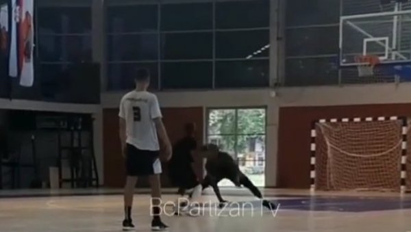 МЕКИНТАЈЕР ПОСЛАО ТОМАСА КОД КИРОПРАКТИЧАРА: Нови плејмејкер Партизана изломио Рашона, после коша - лудница (ВИДЕО) МЕКИНТАЈЕР ПОСЛАО ТОМАСА КОД КИРОПРАКТИЧАРА: Нови плејмејкер Партизана изломио Рашона, после коша - лудница (ВИДЕО)