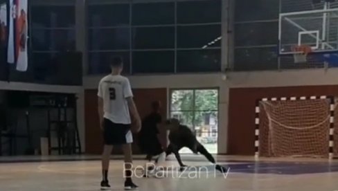 МЕКИНТАЈЕР ПОСЛАО ТОМАСА КОД КИРОПРАКТИЧАРА: Нови плејмејкер Партизана изломио Рашона, после коша - лудница (ВИДЕО) МЕКИНТАЈЕР ПОСЛАО ТОМАСА КОД КИРОПРАКТИЧАРА: Нови плејмејкер Партизана изломио Рашона, после коша - лудница (ВИДЕО)