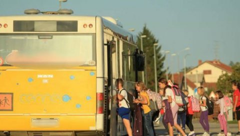 КОРОНА ВРЕБА ЂАКЕ У ПРЕВОЗУ: Пандемија донела главобољу у РС пред почетак нове школске године КОРОНА ВРЕБА ЂАКЕ У ПРЕВОЗУ: Пандемија донела главобољу у РС пред почетак нове школске године