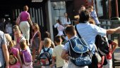 ПРИЈАВЕ РОДИТЕЉА ОД СУТРА: До 30. септембра се подносе захтеви за рефундацију трошкова основних комплета за прва два разреда