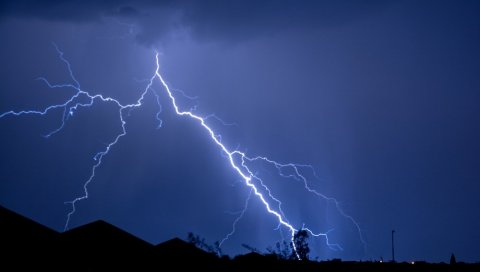 ОПАСНО НЕВРЕМЕ СТИЖЕ НА БАЛКАН: Стижу обилна киша и олујни ветар, комшије прве на удару ОПАСНО НЕВРЕМЕ СТИЖЕ НА БАЛКАН: Стижу обилна киша и олујни ветар, комшије прве на удару