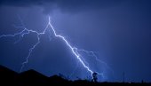 ОПАСНО НЕВРЕМЕ СТИЖЕ НА БАЛКАН: Стижу обилна киша и олујни ветар, комшије прве на удару ОПАСНО НЕВРЕМЕ СТИЖЕ НА БАЛКАН: Стижу обилна киша и олујни ветар, комшије прве на удару