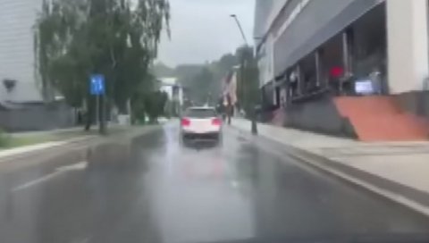 ОЛУЈА ХАРА РЕГИОНОМ: У Цазину поплављене улице, велика материјална штета (ВИДЕО) ОЛУЈА ХАРА РЕГИОНОМ: У Цазину поплављене улице, велика материјална штета (ВИДЕО)