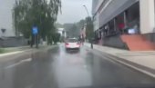 ОЛУЈА ХАРА РЕГИОНОМ: У Цазину поплављене улице, велика материјална штета (ВИДЕО) ОЛУЈА ХАРА РЕГИОНОМ: У Цазину поплављене улице, велика материјална штета (ВИДЕО)