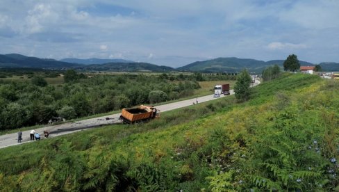 PREVRNUO SE KAMION: Na putu Sarajevo - Tuzla PREVRNUO SE KAMION: Na putu Sarajevo - Tuzla