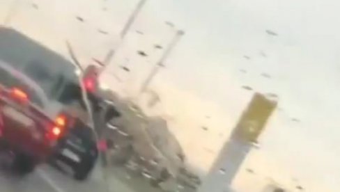 FANTASTIČAN SNIMAK IZ KRAGUJEVCA: Jak vetar na put oduvao nešto neočekivano, vozači nisu mogli da veruju (VIDEO) FANTASTIČAN SNIMAK IZ KRAGUJEVCA: Jak vetar na put oduvao nešto neočekivano, vozači nisu mogli da veruju (VIDEO)