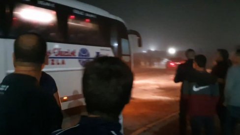 GRUPA MIGRANATA MALTRETIRALA VOZAČA AUTOBUSA: Tražio im karte, a evo šta su oni uradili GRUPA MIGRANATA MALTRETIRALA VOZAČA AUTOBUSA: Tražio im karte, a evo šta su oni uradili