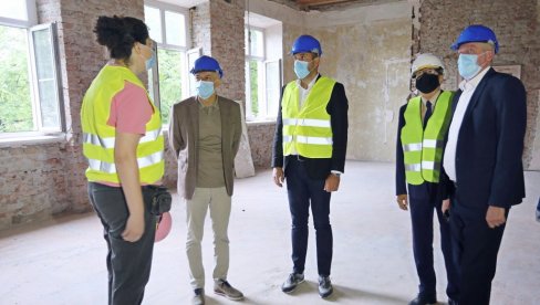 GRADONAČELNIK RADOJIČIĆ I SEKRETAR ZA OBRAZOVANJE GAK OBIŠLI RADOVE NA ŠKOLI: Majstori u zemunskoj gimnaziji GRADONAČELNIK RADOJIČIĆ I SEKRETAR ZA OBRAZOVANJE GAK OBIŠLI RADOVE NA ŠKOLI: Majstori u zemunskoj gimnaziji