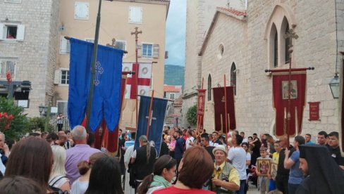 PODGORICI LITIJE KRIVE ZA ŠIRENJE VIRUSA: Mitropolija crnogorsko-primorska odbacuje optužbe nacionalnog koordinacionog tela PODGORICI LITIJE KRIVE ZA ŠIRENJE VIRUSA: Mitropolija crnogorsko-primorska odbacuje optužbe nacionalnog koordinacionog tela