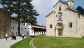 ALBANSKA DECA U VISOKIM DEČANIMA: Ovo nije prva poseta manastiru
