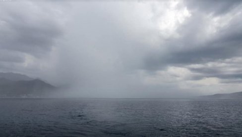 ATMOSFERA BUKVALNO PUCA: Dugačak olujni pojas nad Jadranskim morem ATMOSFERA BUKVALNO PUCA: Dugačak olujni pojas nad Jadranskim morem