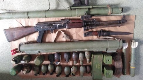 KRIO I MITRALJEZ: Pretio komšiji, pa mu otkrili arsenal nelegalnog oružja (FOTO) KRIO I MITRALJEZ: Pretio komšiji, pa mu otkrili arsenal nelegalnog oružja (FOTO)
