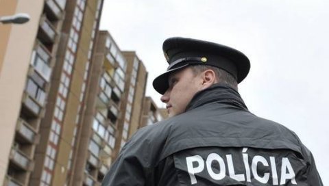 МУШКАРАЦ ПОРЕКЛОМ ИЗ СРБИЈЕ УБИО ТРУДНУ ДЕВОЈКУ, ПА СКОЧИО ПОД ВОЗ Хорор у Словачкој: Тело жене пронашао њен малолетни син МУШКАРАЦ ПОРЕКЛОМ ИЗ СРБИЈЕ УБИО ТРУДНУ ДЕВОЈКУ, ПА СКОЧИО ПОД ВОЗ Хорор у Словачкој: Тело жене пронашао њен малолетни син