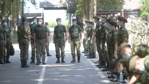 РЕКОРАН БРОЈ УПИСАНИХ КАДЕТА НА ВОЈНУ АКАДЕМИЈУ: Министар Вулин - Војска је увек била део нашег народа! (ФОТО) РЕКОРАН БРОЈ УПИСАНИХ КАДЕТА НА ВОЈНУ АКАДЕМИЈУ: Министар Вулин - Војска је увек била део нашег народа! (ФОТО)