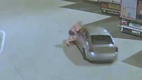 BOSANAC NAPRAVIO HAOS U BARSELONI: Snimile ga kamere, opljačkao čoveka pa se dao u bekstvo (VIDEO) BOSANAC NAPRAVIO HAOS U BARSELONI: Snimile ga kamere, opljačkao čoveka pa se dao u bekstvo (VIDEO)
