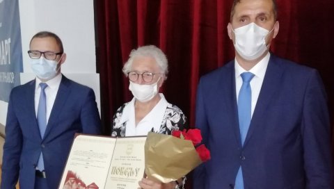 СИНОВИ ДАЛИ ЖИВОТ ЗА РС: Највише признање Прњавора у рукама мајке-хероја Десе Ђурић (79) СИНОВИ ДАЛИ ЖИВОТ ЗА РС: Највише признање Прњавора у рукама мајке-хероја Десе Ђурић (79)