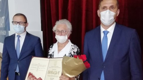 СИНОВИ ДАЛИ ЖИВОТ ЗА РС: Највише признање Прњавора у рукама мајке-хероја Десе Ђурић (79) СИНОВИ ДАЛИ ЖИВОТ ЗА РС: Највише признање Прњавора у рукама мајке-хероја Десе Ђурић (79)