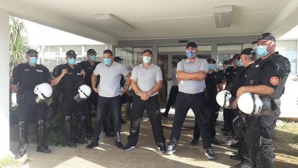 ЗАПОСЛЕНИМА У ОПШТИНИ БУДВА ИСПЛАЋЕНЕ ПЛАТЕ: Зграду и даље чувају полиција и службеници три агенције ЗАПОСЛЕНИМА У ОПШТИНИ БУДВА ИСПЛАЋЕНЕ ПЛАТЕ: Зграду и даље чувају полиција и службеници три агенције